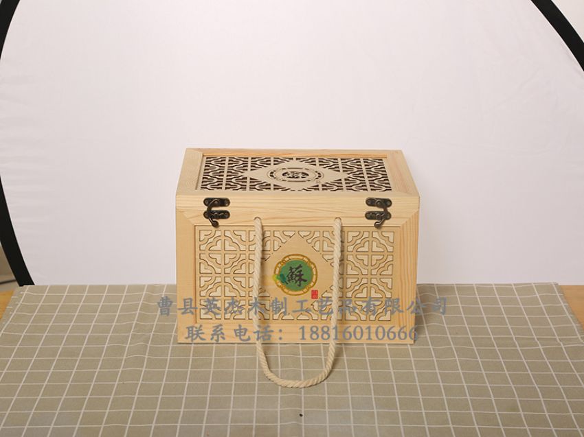 點(diǎn)擊查看詳細(xì)信息<br>標(biāo)題：六只白酒木盒 閱讀次數(shù)：1248